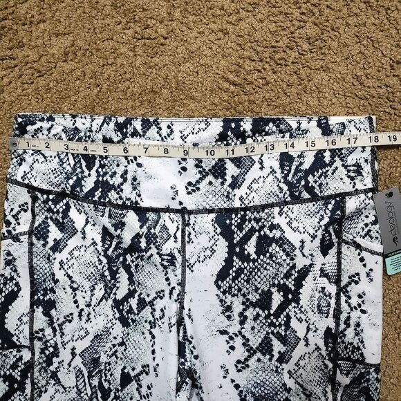 Ideology High Rise Side Pocket Snake White Crop Plus Size Leggings -I - Picture 3 of 10